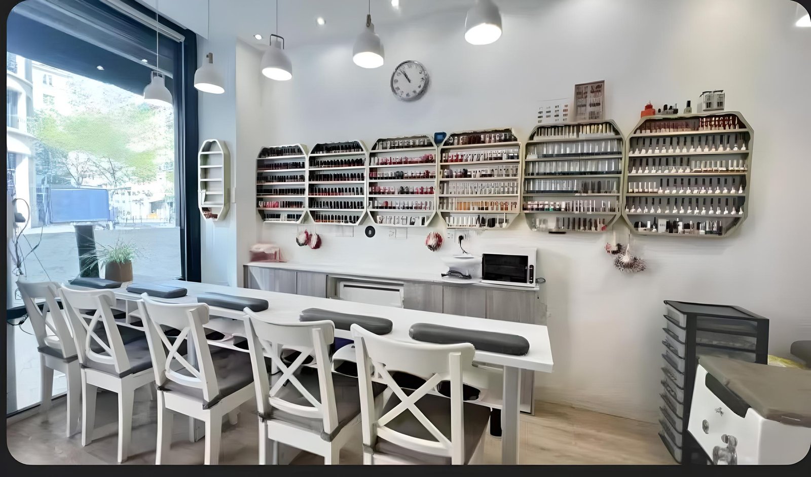 Professionnelle LEA BEAUTY réalisant une manucure dans notre salon moderne de Paris